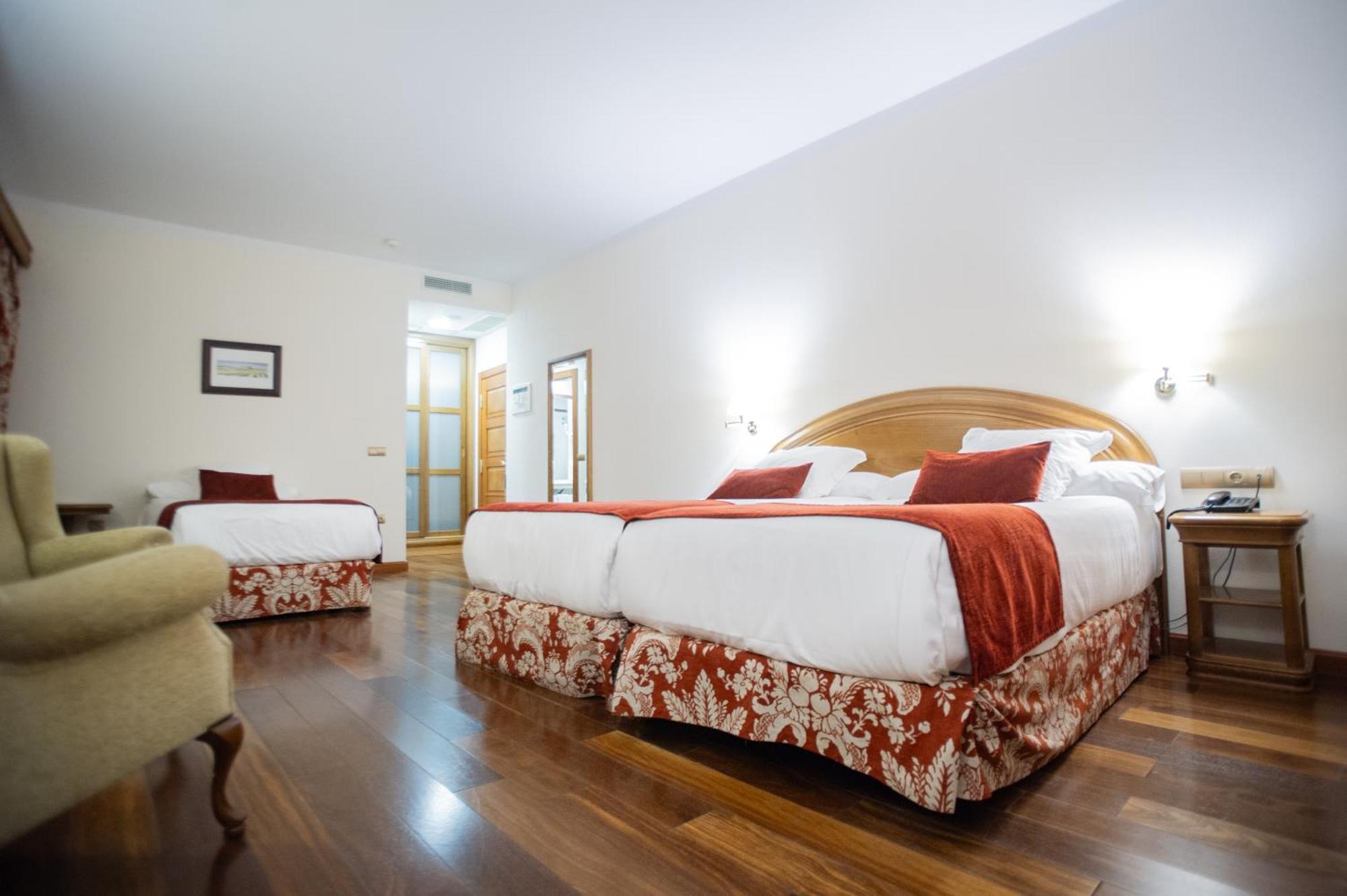 Azz Penafiel Las Claras Hotel & Spa エクステリア 写真